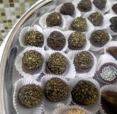 Brigadeiro na forminha de chocolate.