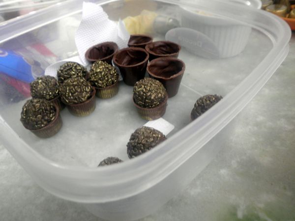 Brigadeiro na forminha de chocolate.