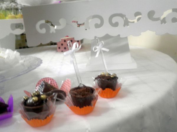 Copinho de chocolate com doce de colher.